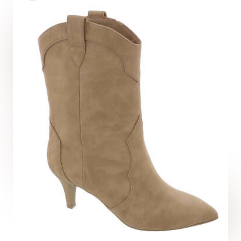 DV Dolce Vita Andres Tan
Western faux leather Boots Pointed Toe Women's 7.5